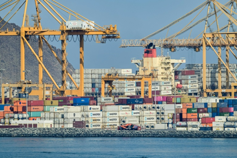 Des conteneurs le long d'un quai au terminal à conteneurs du port de Khor Fakkan, le long du golfe d'Oman, le 19 juin 2026 aux Emirats arabes unis ( AFP / - )