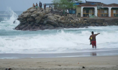 Image tirée d'une vidéo de l'AFPTV montrant une plage de Puerto Escondido, le 18 juin 2025, avant l'arrivée de l'ouragan Erick sur les côtes du Mexique ( AFPTV / Carlo ECHEGOYEN )