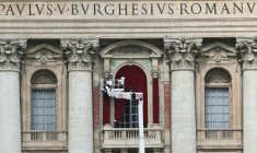 A worker operates on a crane for preparations of the main central loggia balcony of the St Peter's Basilica where the name of the new pope will be announced and where he will give the Urbi and orbi at The Vatican, on May 5, 2025. ( AFP / Alberto PIZZOLI )