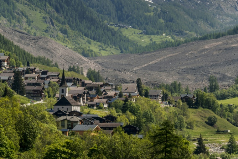 Vue depuis la commune de Ferden d'un énorme glissement de terrain, près du village de Wiler, le 29 mai 2025, au lendemain de l'effondrement du glacier du Birch qui a détruit la quasi totalité du village de Blatten, dans les Alpes suisses ( AFP / FABRICE COFFRINI )