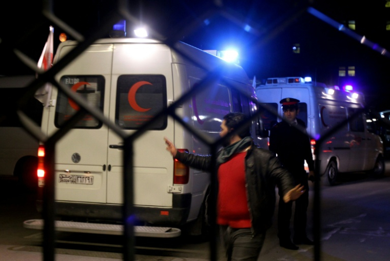 Des ambulances du Croissant-Rouge transportant les restes de la journaliste américaine Marie Colvin et du photographe français Rémi Ochlik, tués dans le bombardement d'un centre de presse à Homs, arrivent à l'hôpital universitaire Assad de Damas, le 2 mars 2012 en Syrie ( AFP / ANWAR AMRO )