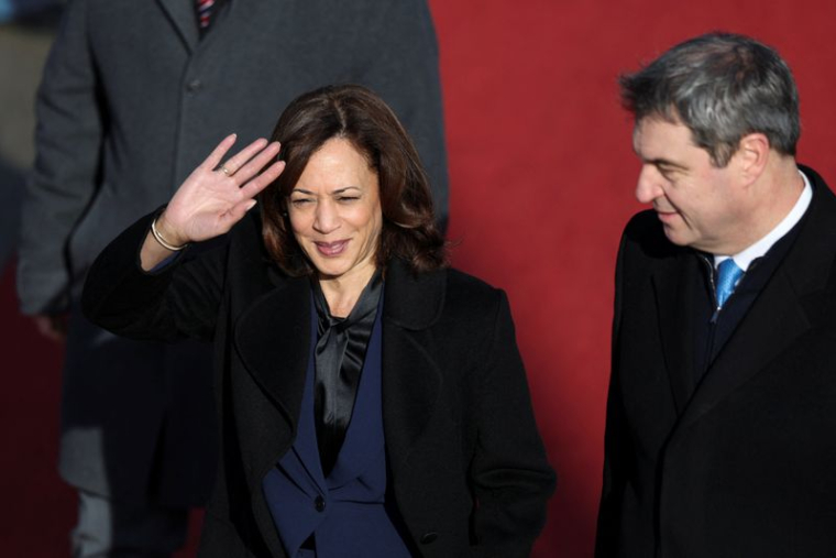 Photo de la vice-présidente américaine Kamala Harris accueillie à l'aéroport de Munich par le Premier ministre de l'État de Bavière, Markus Soeder