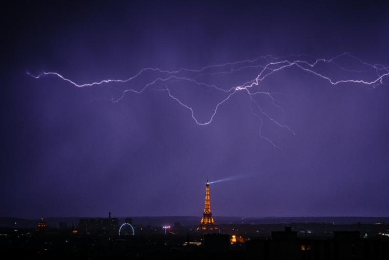 Des éclairs au-dessus de la tour Eiffel durant un orage à Paris le 27 juin 2026 ( AFP / DIMITAR DILKOFF )