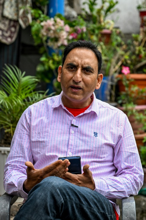 Sarfaraz Mir, cousin des jumeaux Zian Khan et Urwa Fatima tués par un obus pakistanais, lors d'un entretien avec l'AFP à Poonch, le 9 mai 2025 dans le nord-ouest de l'Inde ( AFP / Punit PARANJPE )