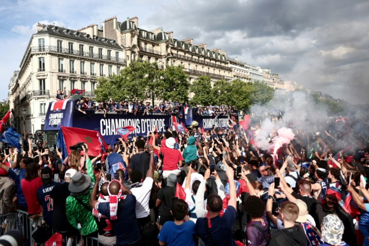 La parade des joueurs du PSG champions d'Europe, sur les Champs-Elysées, le 1er juin 2025 à Paris ( AFP / Thibaud MORITZ )