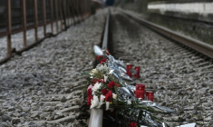 Des fleurs déposées sur les rails à la gare de Rapsani, dans le nord de la Grèce, le 5 mars 2023, lors d'un rassemblement en mémoire des victimes de l'accident de train qui a tué 57 persones en février à Tempe, dans le centre du pays ( AFP / Sakis MITROLIDIS )