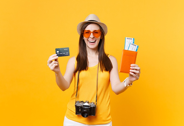 Lorsqu'on paye à l'étranger avec sa carte bancaire quelques règles sont à respecter pour éviter d'avoir à payer trop de frais ( Crédits : Adobe Stock)