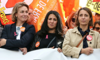 La secrétaire générale de la CGT, Sophie Binet (D), et la secrétaire générale de la CFDT, Marylise Léon (G), lors de la manifestation à Paris, le 2 octobre 2025 ( AFP / Thomas SAMSON )