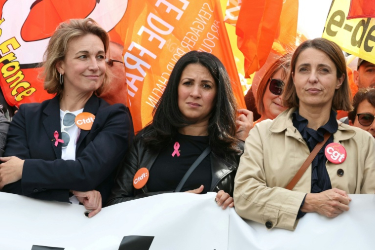 La secrétaire générale de la CGT, Sophie Binet (D), et la secrétaire générale de la CFDT, Marylise Léon (G), lors de la manifestation à Paris, le 2 octobre 2025 ( AFP / Thomas SAMSON )