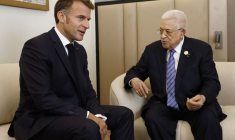 Le président français Emmanuel Macron rencontre le président palestinien Mahmoud Abbas