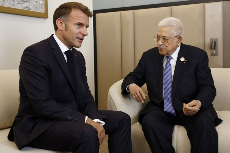Le président français Emmanuel Macron rencontre le président palestinien Mahmoud Abbas