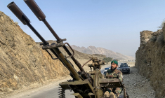 Un taliban à Torkham, en Afghanistan, le 27 février 2026. ( AFP / AIMAL ZAHIR )