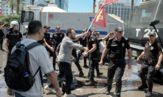 Affrontement entre manifestants et police anti-émeute lors d'un rassemblement organisé par l'ancien chef de l'opposition, Ozgur Özel, quelques jours après sa destitution par un tribunal, le 26 mai 2026 à Izmir, en Turquie  ( AFP / Ramazan Yerlikaya )