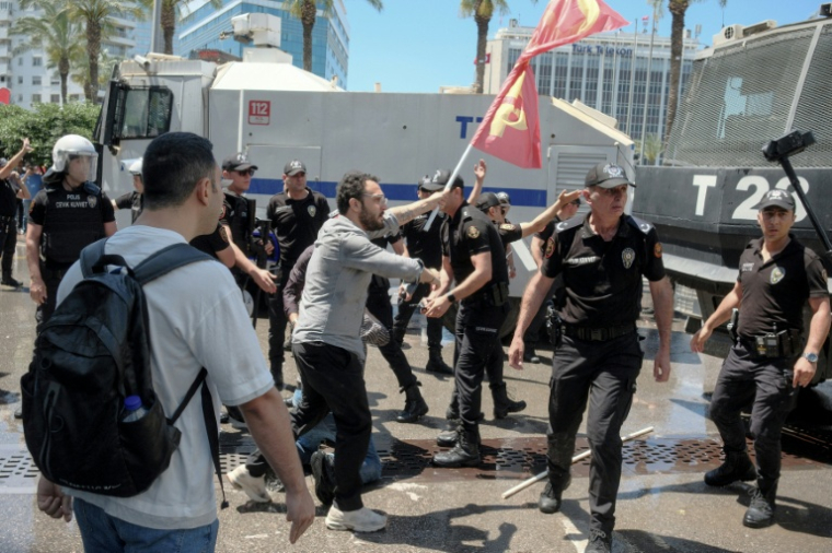 Affrontement entre manifestants et police anti-émeute lors d'un rassemblement organisé par l'ancien chef de l'opposition, Ozgur Özel, quelques jours après sa destitution par un tribunal, le 26 mai 2026 à Izmir, en Turquie  ( AFP / Ramazan Yerlikaya )