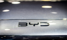 Leader mondial des voitures électriques devant Tesla, le constructeur chinois BYD a annoncé mardi un plongeon de 55% sur un an de son bénéfice net au premier trimestre, lesté notamment par l'intense concurrence en Chine ( AFP / chanakarn LAOSARAKHAM )