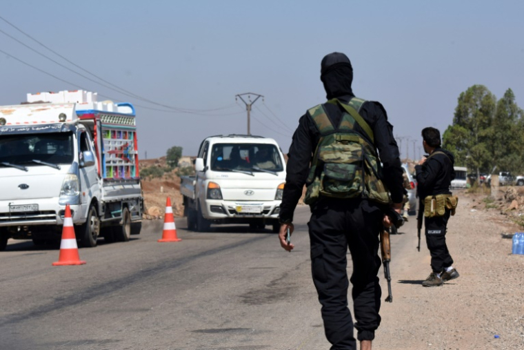 Les forces de sécurité syriennes déployées un point de contrôle sur une route de la province de Soueida, dans le sud de la Syrie, le 19 juillet 2025 ( AFP / Sam HARIRI )