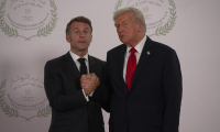 Macron serre la main de Trump en marge du sommet sur Gaza en Egypte