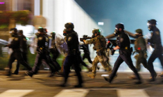 Des personnes manifestent contre les politiques d'immigration de l'administration Trump à Portland