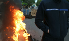 Des surveillants pénitentiaires manifestent devant la prison de Bois-d'Arcy (Yvelines) le 27 avril 2026 ( AFP / Alain JOCARD )