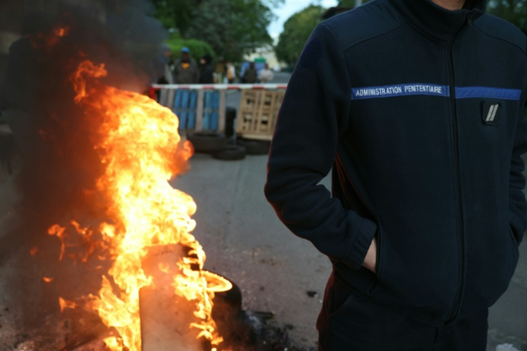 Des surveillants pénitentiaires manifestent devant la prison de Bois-d'Arcy (Yvelines) le 27 avril 2026 ( AFP / Alain JOCARD )