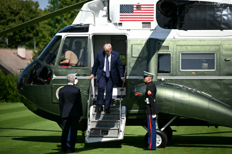 Le président américain Donald Trump descend de Marine One à son arrivée au sommet du G7 à Evian, le 15 juin 2026 en Haute-Savoie ( AFP / Mandel NGAN )