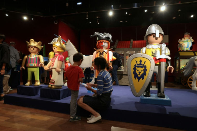 Des pièces de collections Playmobil sont exposés à la maison de ventes Drouot, à Paris, avant leur vente aux enchères inédite, le 23 septembre 2026 ( AFP / Thomas SAMSON )