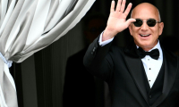 Le fondateur d'Amazon, Jeff Bezos, quitte l'hôtel Aman le jour de son mariage avec Lauren Sanchez, le 27 juin 2025 à Venise ( AFP / Stefano Rellandini )
