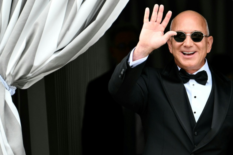 Le fondateur d'Amazon, Jeff Bezos, quitte l'hôtel Aman le jour de son mariage avec Lauren Sanchez, le 27 juin 2025 à Venise ( AFP / Stefano Rellandini )