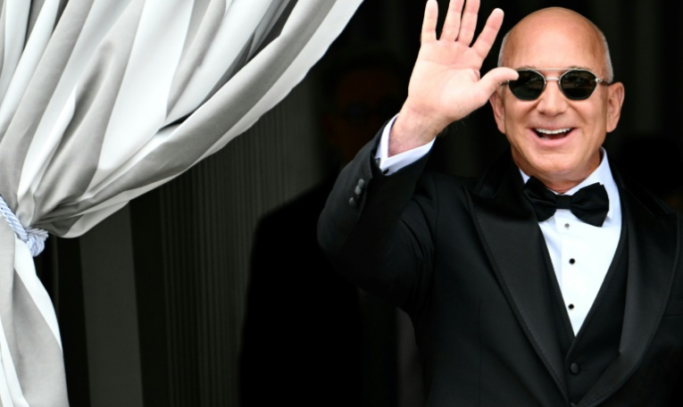 Le fondateur d'Amazon, Jeff Bezos, quitte l'hôtel Aman le jour de son mariage avec Lauren Sanchez, le 27 juin 2025 à Venise ( AFP / Stefano Rellandini )