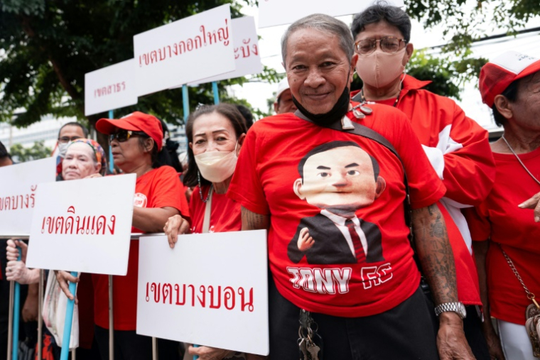 Des partisans de l'ancien Premier ministre thaïlandais Thaksin Shinawatra rassemblés devant le tribunal à Bangkok, le 22 août 2025 ( AFP / Chanakarn Laosarakham )