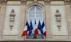 Les drapeaux français et de l'Union européenne à l'Élysée, le 20 mai 2022 à Paris ( AFP / Ludovic MARIN )