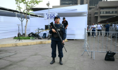 Un militaire se tient devant un bureau de vote lors de la présidentielle au Pérou, le 12 avril 2026 à Lima  ( AFP / Luis ROBAYO )