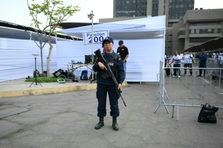 Un militaire se tient devant un bureau de vote lors de la présidentielle au Pérou, le 12 avril 2026 à Lima  ( AFP / Luis ROBAYO )
