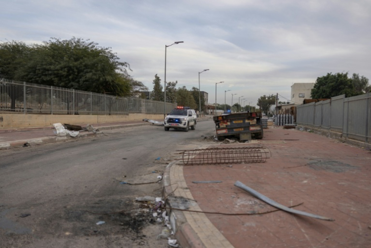 La police israélienne patrouille la localité bédouine de Tarabine al-Sana dans le sud d'Israël, théâtre d'une longue opération des forces de l'ordre, le 1er janvier 2026 ( AFP / ILIA YEFIMOVICH )