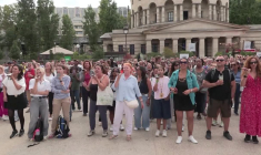 "Karaoké géant" sur la place Stalingrad à Paris en hommage à Céline Dion