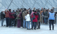 Des touristes font la queue devant le musée du Louvre au lendemain du cambriolage