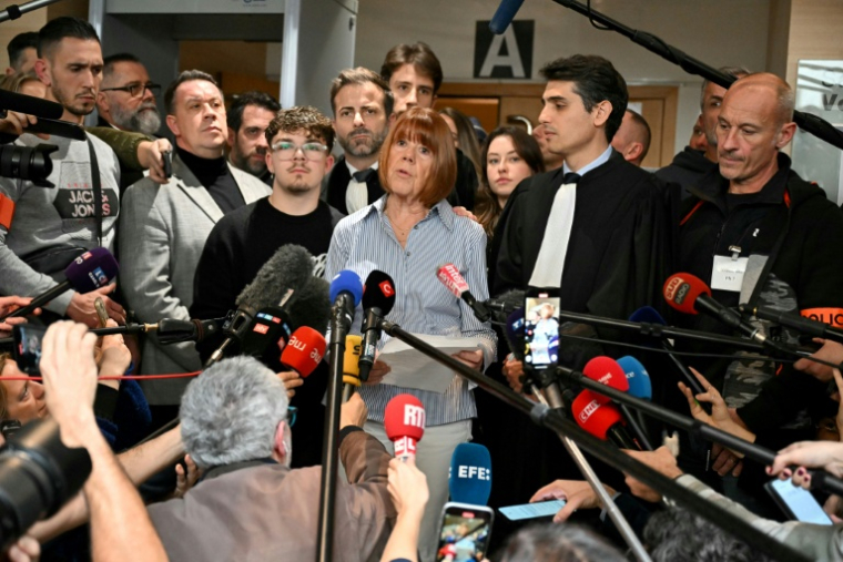 Gisèle Pelicot s'adresse à la presse le 19 décembre 2024 à Avignon après que la cour d'assises a rendu son verdict dans le procès des viols de Mazan  ( AFP / Miguel MEDINA )