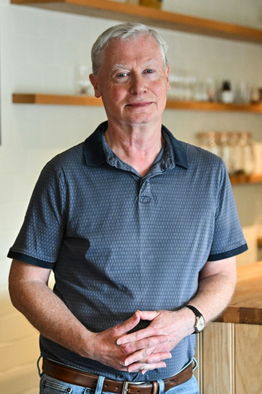 Ron MacEachran, directeur financier de la distillerie de l'île de Harris, à Tarbert, le 30 avril 2025 en Ecosse ( AFP / Andy Buchanan )