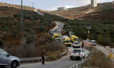 Des agents de sécurité et des ambulances arrivent sur les lieux de violences à la périphérie de Tell, en Cisjordanie occupée, le 24 juillet 2026 ( AFP / John Wessels )