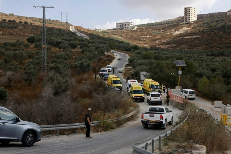 Des agents de sécurité et des ambulances arrivent sur les lieux de violences à la périphérie de Tell, en Cisjordanie occupée, le 24 juillet 2026 ( AFP / John Wessels )