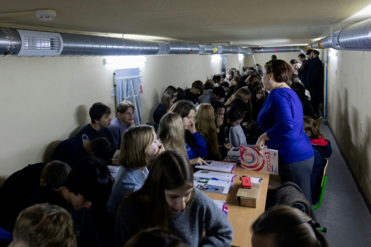 Oreste et ses camarades de classe étudient dans un abri lors d’une alerte aérienne à Kiev, le 13 octobre 2026 en Ukraine ( AFP / Tetiana DZHAFAROVA )