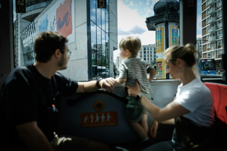 Passagers à bord de la ligne de bus 85 de la RATP à Paris, le 31 juillet 2026 ( AFP / Simon WOHLFAHRT )