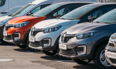 Des modèles Renault dans une concession de la marque (Crédit:  / Adobe Stock)