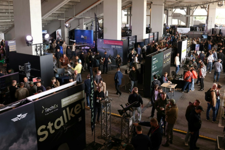 Photographie prise le 17 septembre 2025, et publiée le 19 septembre 2025, montrant des participants à un salon dédié aux technologies militaires à Lviv, en Ukraine ( Brave1 / Handout )