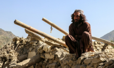 Un habitant est assis sur les restes d'une maison détruite par une attaque aérienne pakistanaise sur le village de Mani, en Afghanistan le 10 juin 2026 ( AFP / - )