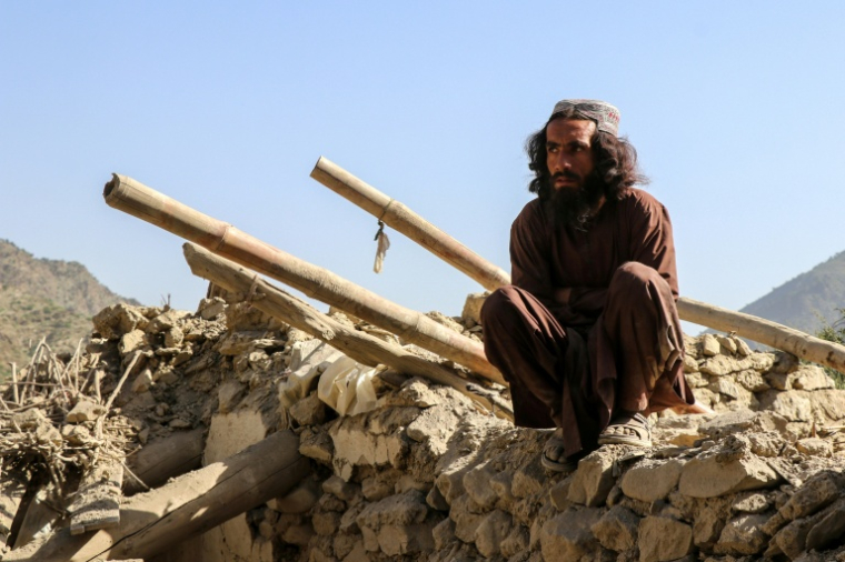 Un habitant est assis sur les restes d'une maison détruite par une attaque aérienne pakistanaise sur le village de Mani, en Afghanistan le 10 juin 2026 ( AFP / - )
