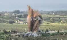 Une boule de feu et de la fumée s'élèvent après une frappe qui a visé le pont de Qasmiyeh, dans le sud du Liban, le 22 mars 2026  ( AFP / Kawnat HAJU )