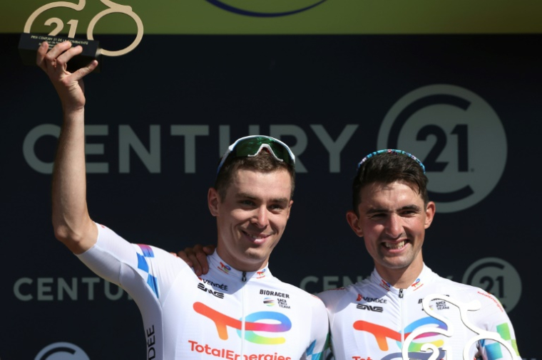 Les coureurs français Mattéo Vercher (G) et Mathieu Burgaudeau (D) sur le podium de la 8e étape du Tour de France, pour y recevoir le prix de la combativité, le 12 juillet 2025 à Laval ( AFP / Anne-Christine POUJOULAT )