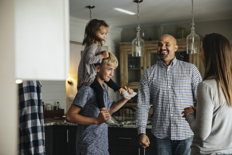 Adoption simple, assurance-vie, donation-partage conjonctive: plusieurs dispositifs vous permettent de transmettre des sommes à vos beaux-enfants dans un cadre fiscal intéressant. ( crédit photo : Getty Images )