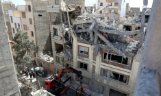 Des pompiers recherchent des victimes dans les décombres d'un immeuble résidentiel touché par une frappe aérienne, le 27 mars 2026 dans le sud de Téhéran, en Iran ( AFP / - )